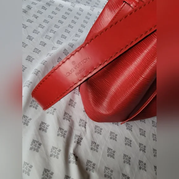Louis Vuitton Petite Noe Strawstring Bucket Shoulder Bag In Red Epi Leather